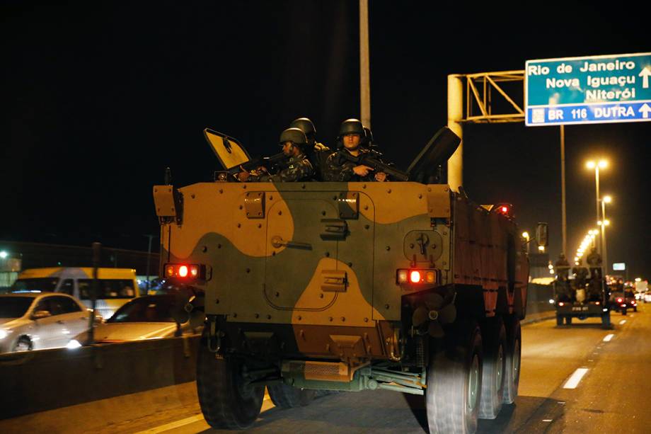 Homens das Forças Armadas patrulham as ruas no Rio de Janeiro - 28/07/2017