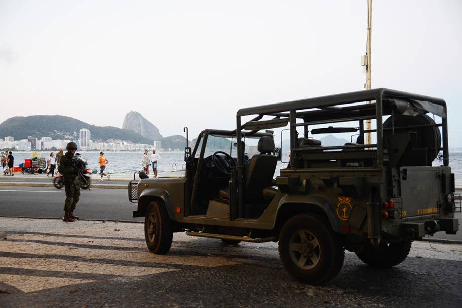 Homens das Forças Armadas patrulham as ruas no Rio de Janeiro - 28/07/2017