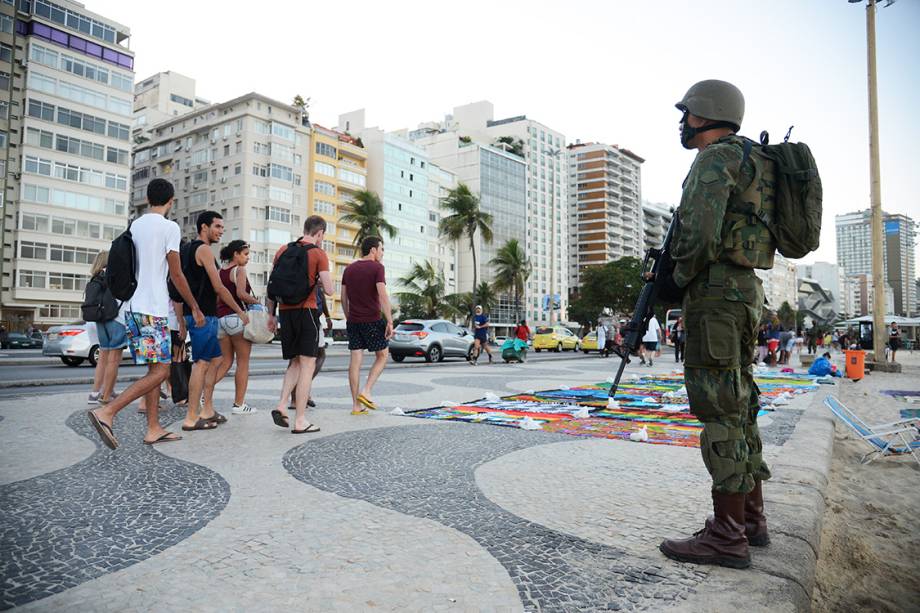 Homens das Forças Armadas patrulham as ruas no Rio de Janeiro - 28/07/2017 Homens das Forças Armadas patrulham as ruas no Rio de Janeiro - 28/07/2017