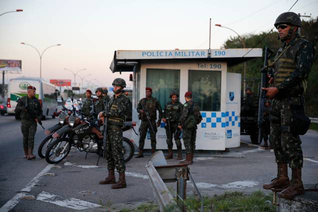 Homens das Forças Armadas patrulham as ruas no Rio de Janeiro - 28/07/2017 Homens das Forças Armadas patrulham as ruas no Rio de Janeiro - 28/07/2017