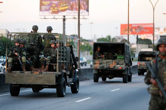 Homens das Forças Armadas patrulham as ruas no Rio de Janeiro - 28/07/2017 Homens das Forças Armadas patrulham as ruas no Rio de Janeiro - 28/07/2017