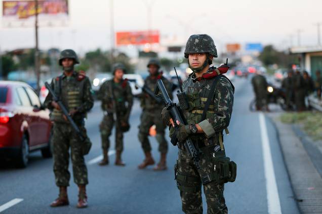 Homens das Forças Armadas patrulham as ruas no Rio de Janeiro - 28/07/2017 Homens das Forças Armadas patrulham as ruas no Rio de Janeiro - 28/07/2017