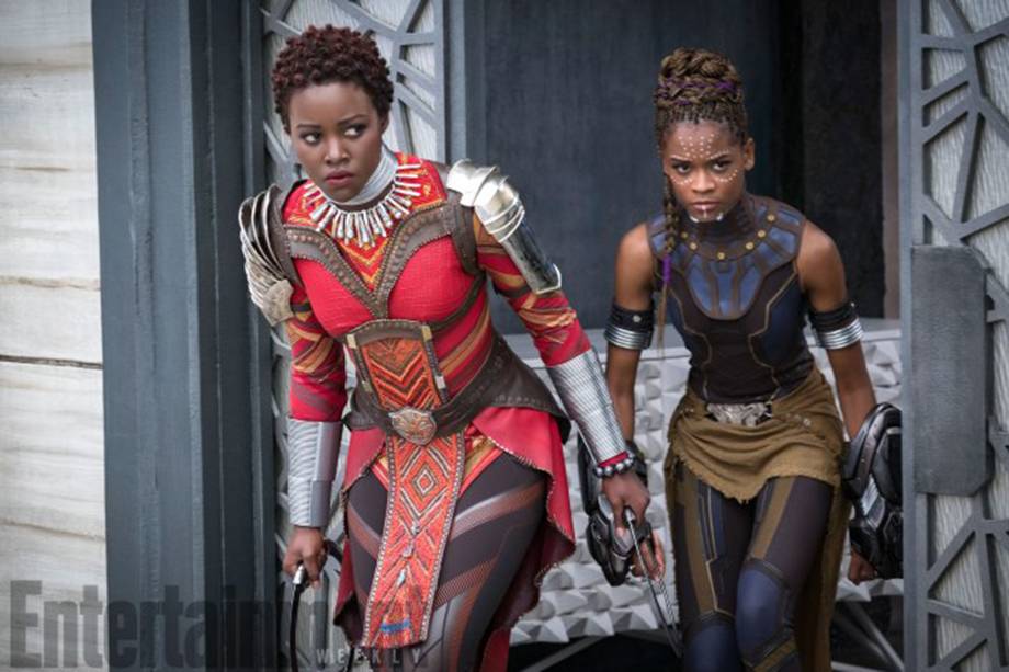 Nakia (Lupita Nyong'o) e Shuri (Letitia Wright) em missão especial do Dora Milaje