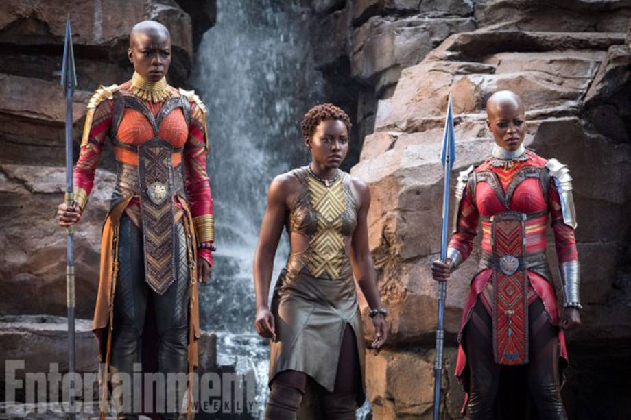 Gurira, Nyong'o e Kasumba vestidas nos uniformes tradicionais do Dora Milaje, serviço secreto de Wakanda