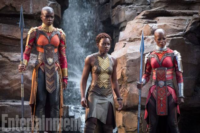 Gurira, Nyong'o e Kasumba vestidas nos uniformes tradicionais do Dora Milaje, serviço secreto de Wakanda Gurira, Nyong'o e Kasumba vestidas nos uniformes tradicionais do Dora Milaje, serviço secreto de Wakanda