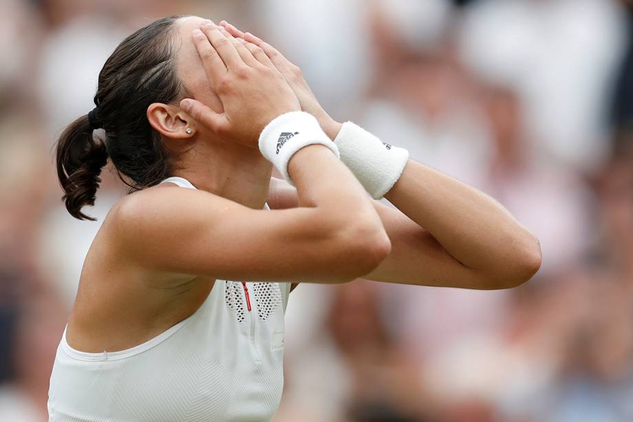 Tenista espanhola Garbine Muguruza comemora vitória na final do torneio de Wimbledon, em Londres - 15/07/2017