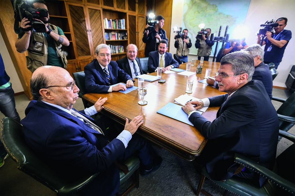 ECONOMIA E POLÍTICA – Meirelles em reunião com Jucá, líder no Senado, e ministros: o cobertor é curto