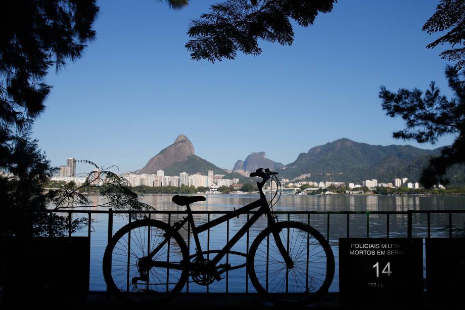 A ONG Rio de Paz realiza um ato na orla da Lagoa Rodrigo de Freitas, em homenagem aos policiais militares assassinados este ano no estado do Rio de Janeiro - 25/07/2017