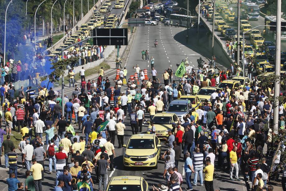 Taxistas saem em carreata em direção à sede da prefeitura do Rio de Janeiro durante ato contra o Uber e aplicativos de transporte - 27/07/2017