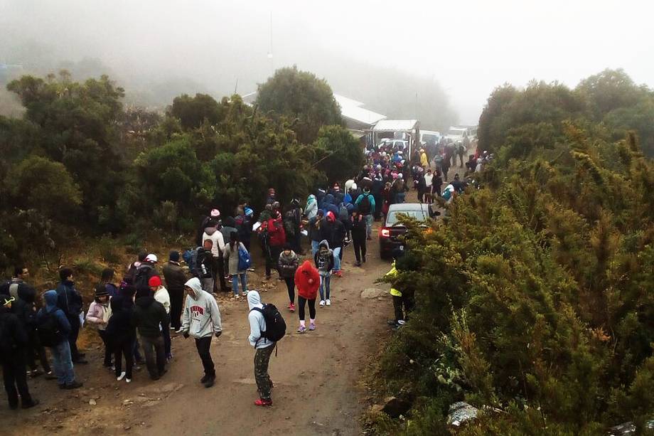 Fila de turistas e moradores da região na entrada do parque na manhã deste domingo (02)