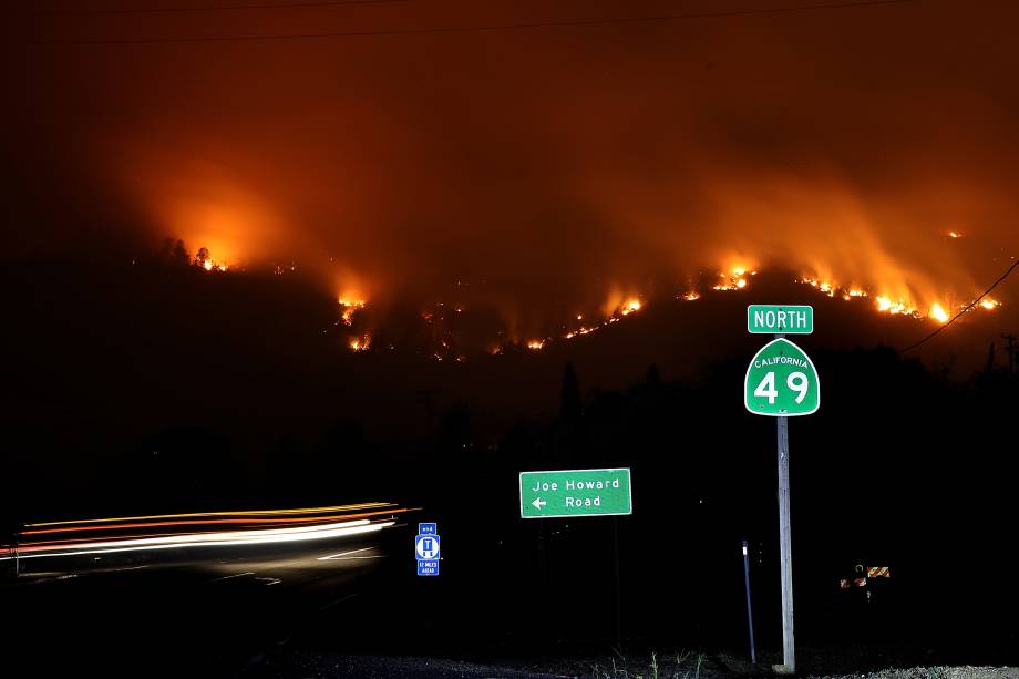 As chamas do incêndio florestal Detwiler queimam sobre as colinas da cidade de Mariposa, na Califórnia