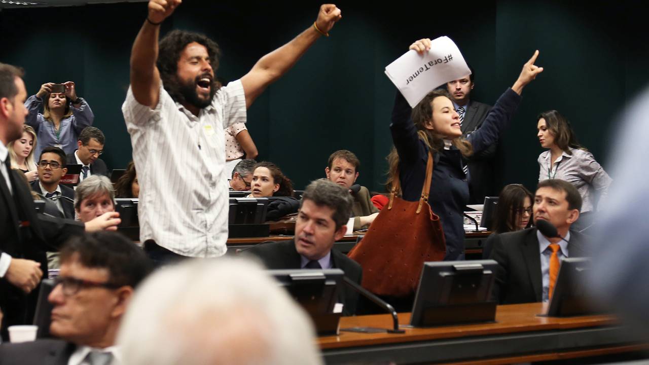 Manifestantes invadem plenário da CCJ durante reunião na comissão - 13/07/2017