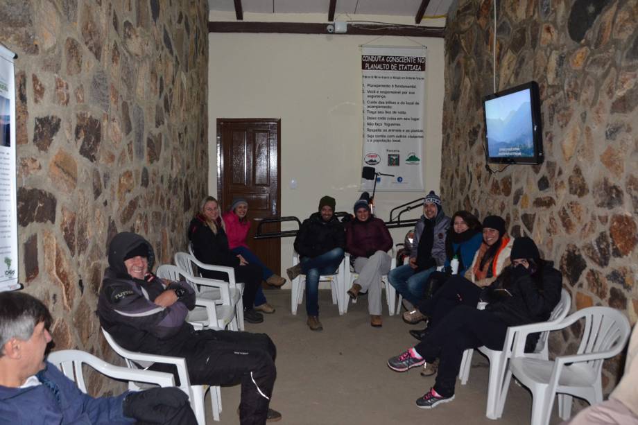 Turistas à espera da neve se abrigam do frio na portaria do parque.