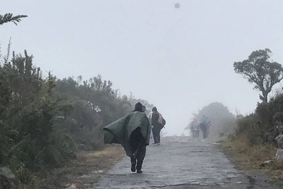 Neblina encobre montanhas no planalto de Itatiaia, mesmo assim turistas se aventuram nas caminhadas.