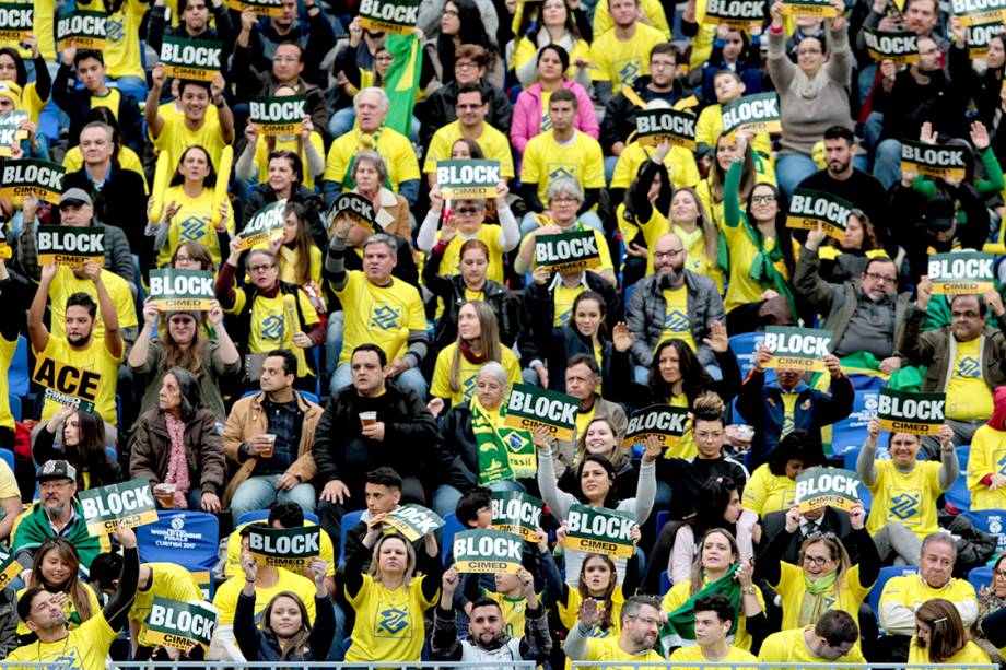 Arquibancada torce para seleção brasileira de vôlei durante partida contra o Canadá, em Curitiba - 04/07/2017