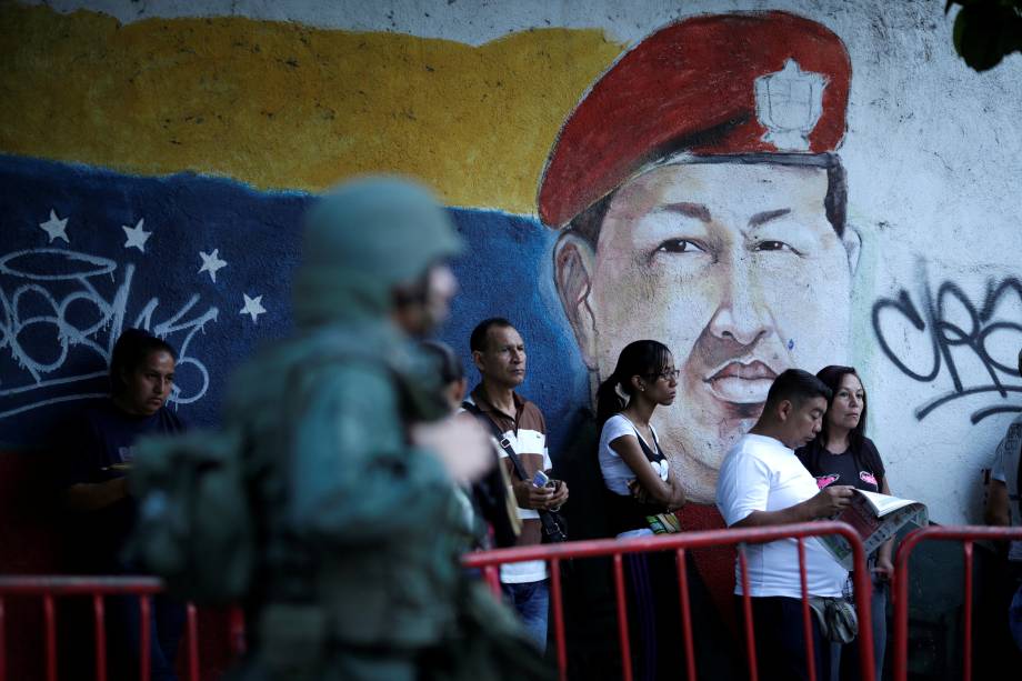 Pessoas esperam em fila antes de votar durante as eleições da Assembleia Constituinte em Caracas, na Venezuela - 30/07/2017