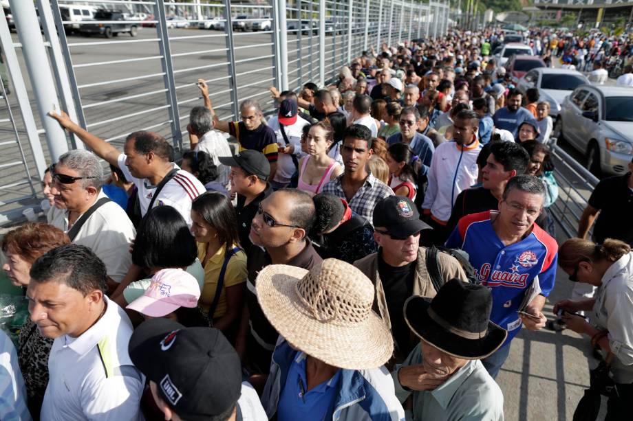 Pessoas esperam em fila antes de votar durante as eleições da Assembleia Constituinte em Caracas, na Venezuela - 30/07/2017