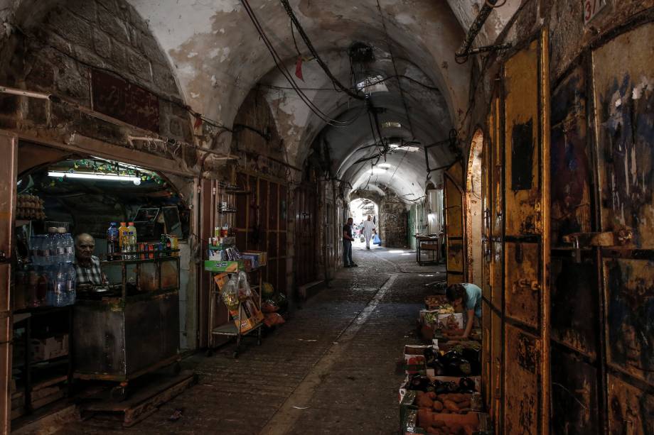 Hebron abriga mais de 200 mil palestinos e algumas centenas de colonos israelenses que vivem em um enclave fortemente fortificado perto do local conhecido pelos muçulmanos como a Mesquita Ibrahimi e para os judeus como a Caverna dos Patriarcas