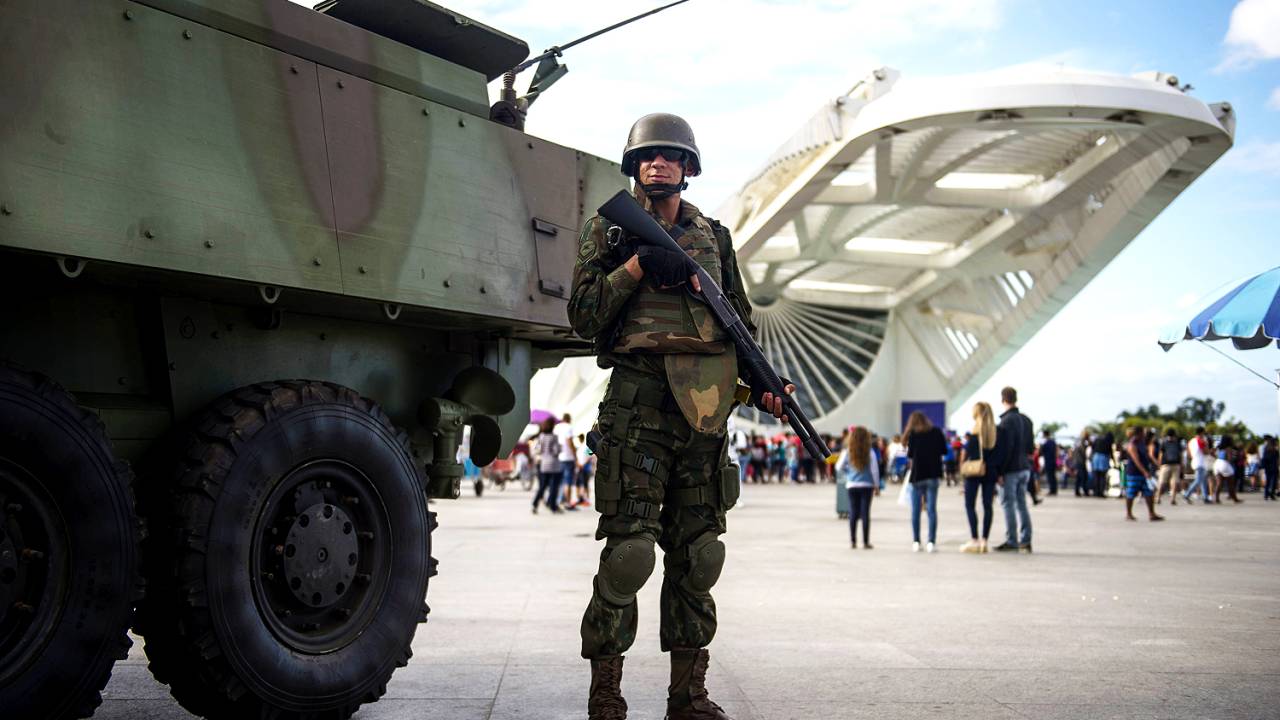 Homens das Forças Armadas patrulham as ruas no Rio de Janeiro - 31/07/2017
