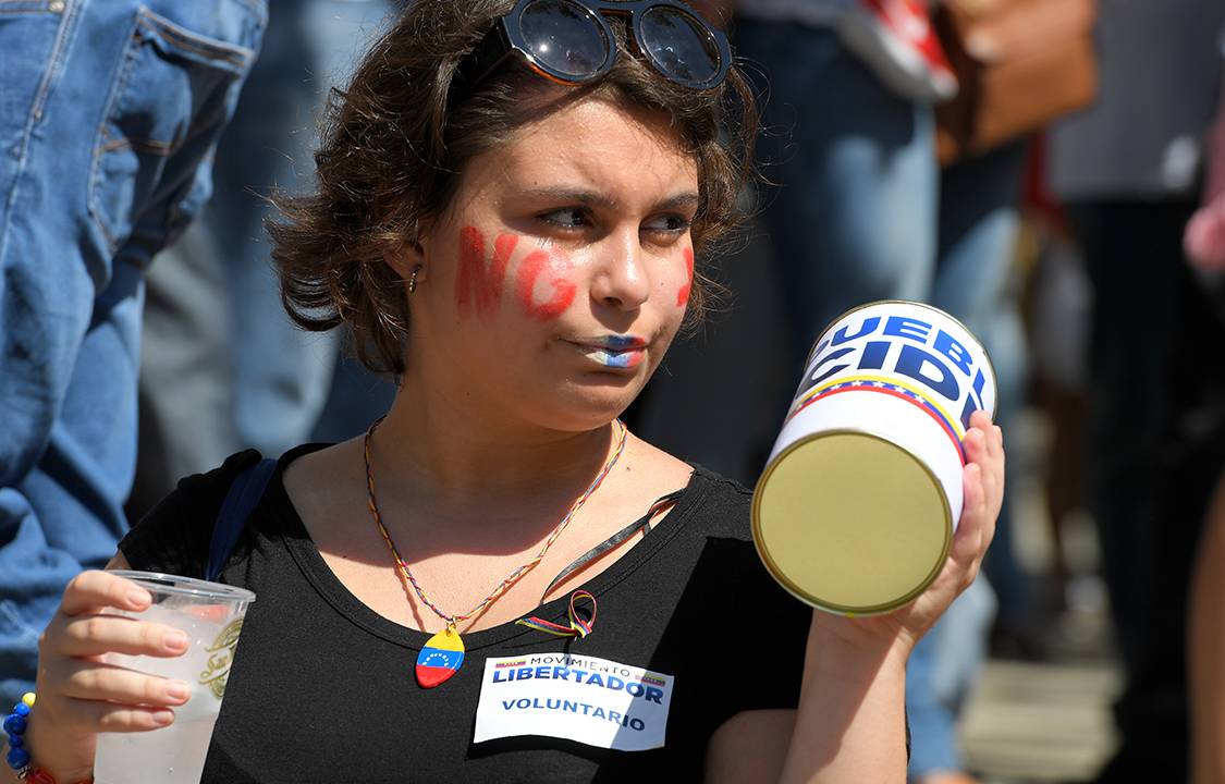 Mulher pinta o rosto em protesto contra o presidente Nicolás Maduro