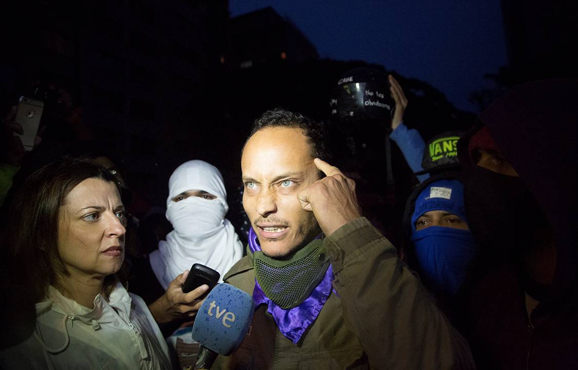 Policial venezuelano Oscar Perez dá entrevista durante vigília que homenageia vítimas da violência dos últimos protestos em Caracas