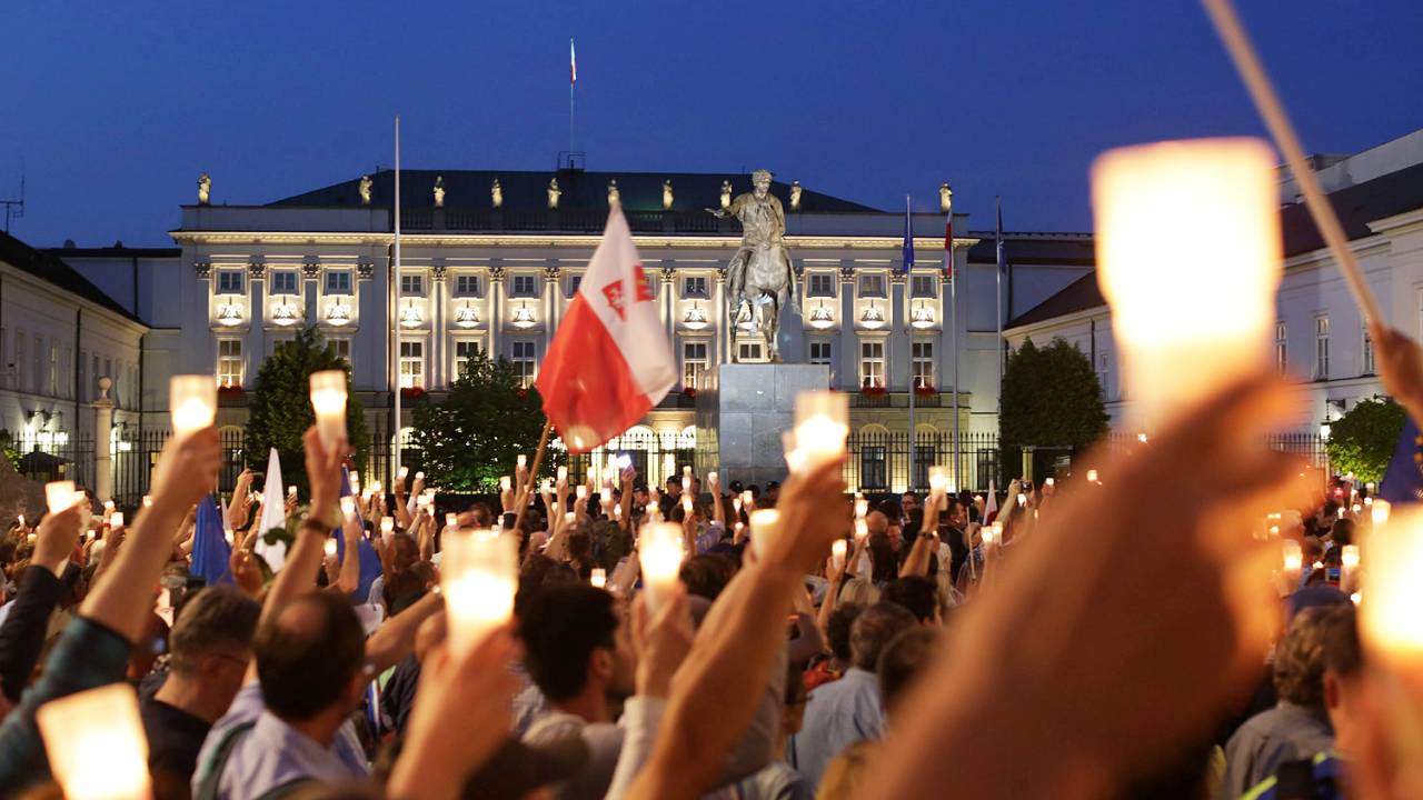 Milhares saem às ruas em protestos na Polônia