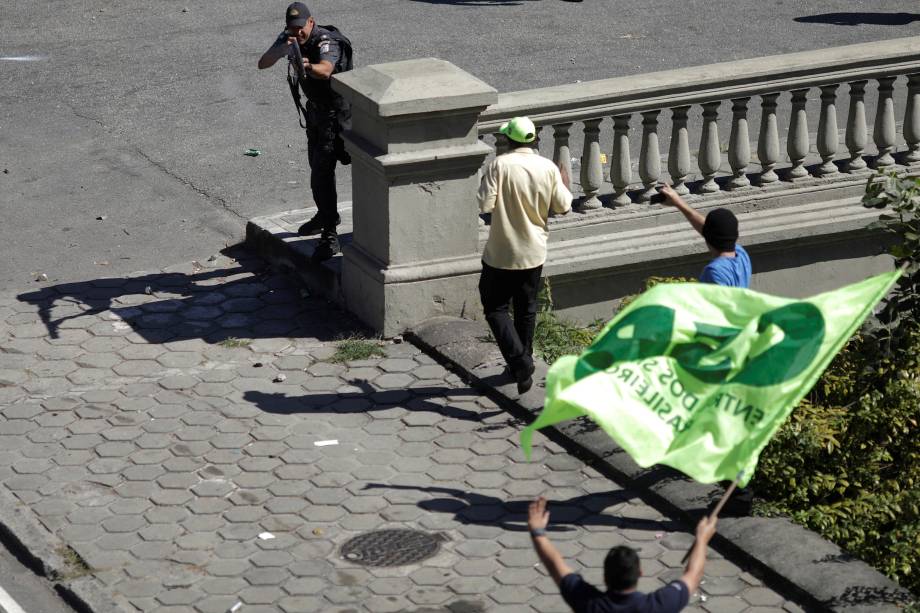 Policiais e manifestantes entraram em confronto durante o protesto dos taxistas do Rio de Janeiro contra a regulamentação de aplicativos de carona remuneradas - 27/07/2017