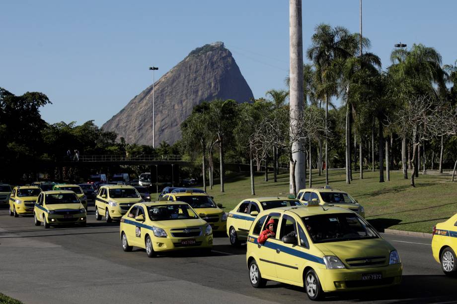 Taxistas durante a manifestação contra a regulamentação dos aplicativos de carona remunerada no município do Rio de Janeiro - 27/07/2017