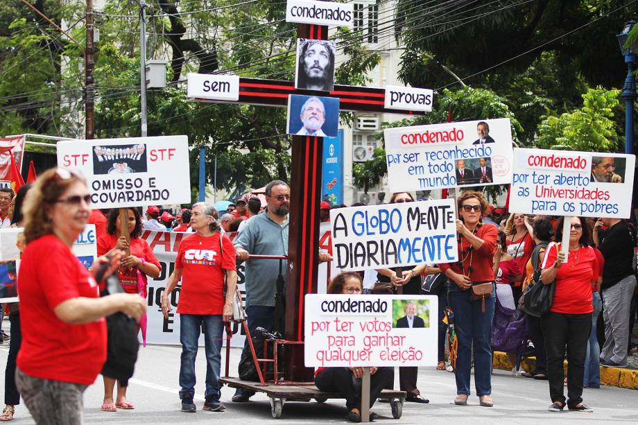 Movimentos sociais e grupos sindicais ligados à CUT realizam protesto no Parque Treze de Maio, no Centro do Recife (PE), contra a sentença do juiz Sérgio Moro que condenou o ex-presidente Luiz Inácio Lula da Silva - 20/07/2017