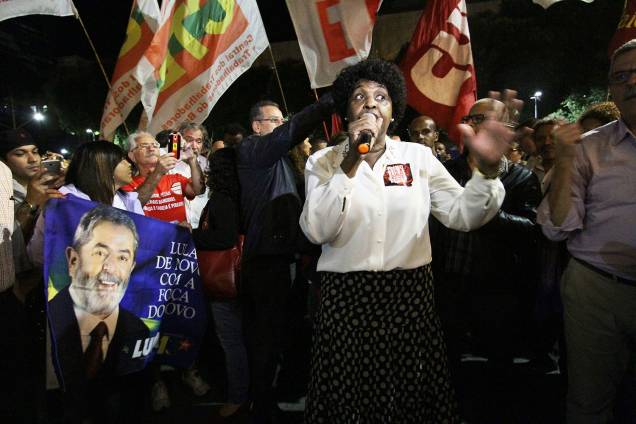A deputada federal Benedita da Silva durante protesto em defesa dos ex-presidentes Luiz Inácio Lula da Silva e Dilma Rousseff e contra o presidente Michel Temer, no centro do Rio de Janeiro (RJ) - 20/07/2017 A deputada federal Benedita da Silva durante protesto em defesa dos ex-presidentes Luiz Inácio Lula da Silva e Dilma Rousseff e contra o presidente Michel Temer, no centro do Rio de Janeiro (RJ) - 20/07/2017