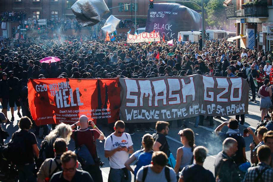 Manifestantes levantam cartazes para protestar contra a conferência do G20, em que líderes das maiores economias do mundo se reúnem para discutir assuntos como economia, política, meio ambiente, acordos de paz etc. - 06/07/2017