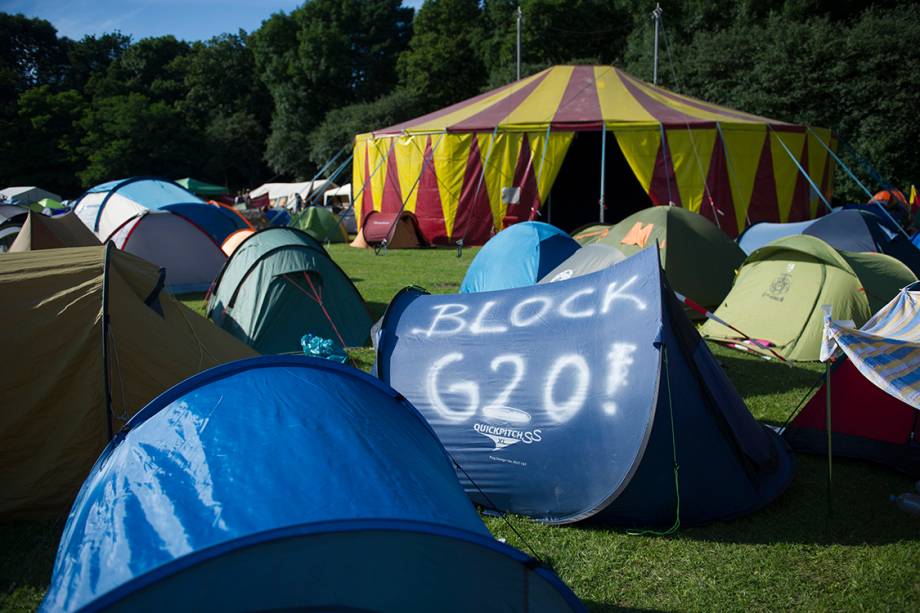 Ativistas anti-capitalistas acampam em forma de protesto em frente ao parque Altonaer Volkspark, em Hamburgo, como forma de protesto contra a conferência do G20, na Alemanha