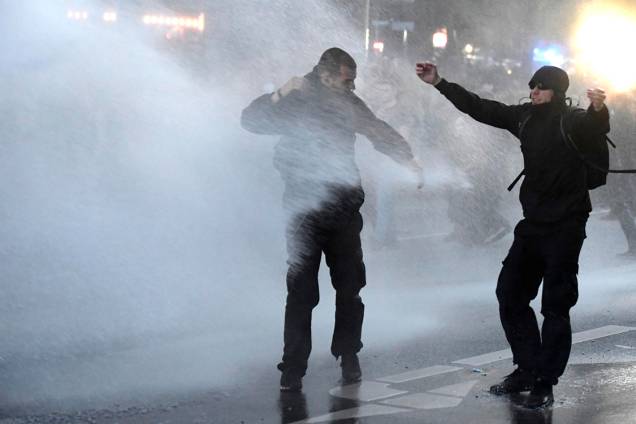 Polícia alemã utiliza caminhões pipa e jatos d'água para dispersar manifestações contra a conferência do G20 em Hamburgo, na Alemanha - 06/07/2017 Polícia alemã utiliza caminhões pipa e jatos d'água para dispersar manifestações contra a conferência do G20 em Hamburgo, na Alemanha - 06/07/2017