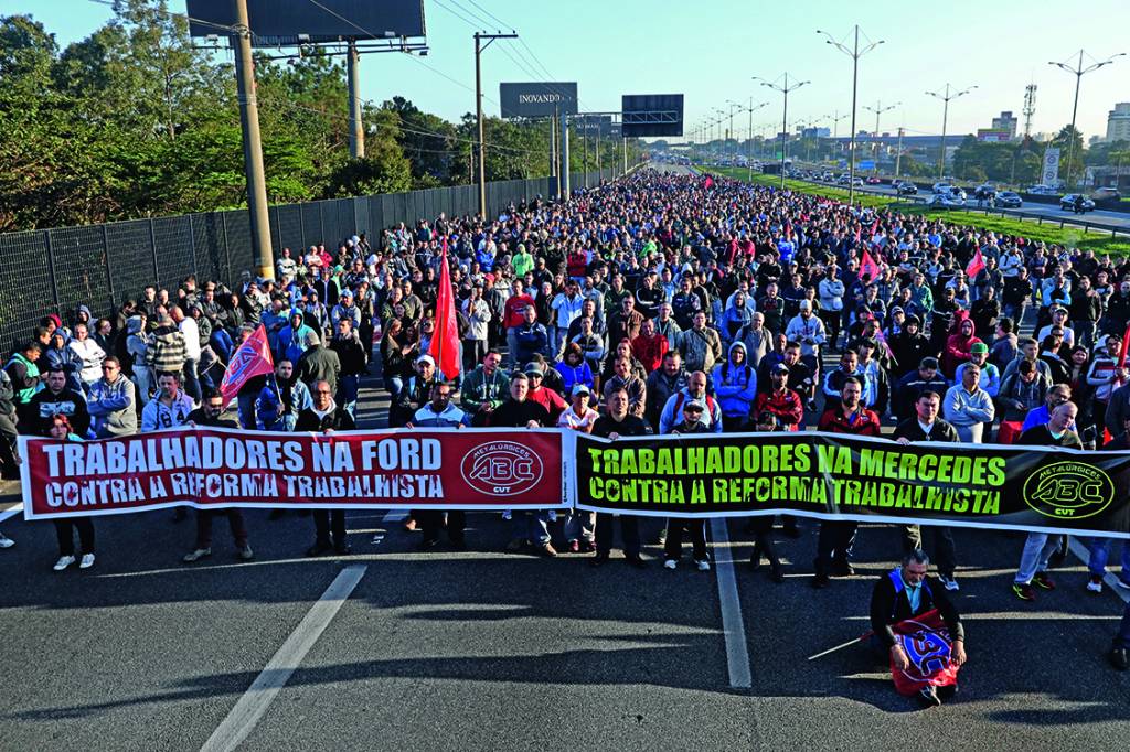 Protesto – Metalúrgicos em ato contra a lei que acaba com o imposto sindical