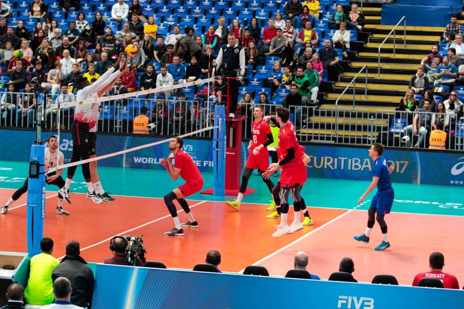 Partida entre Rússia e Canadá na Arena da Baixada, em Curitiba, válido pelas finais da Liga Mundial de vôlei, nesta quarta-feira.