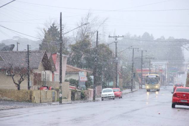 Frio intenso causa geadas e nevasca na cidade de São Joaquim, Santa Catarina Frio intenso causa geadas e nevasca na cidade de São Joaquim, Santa Catarina