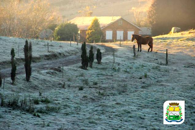 Frio intenso causa geadas e nevasca na cidade de São Joaquim, Santa Catarina Frio intenso causa geadas e nevasca na cidade de São Joaquim, Santa Catarina