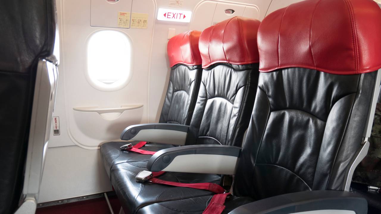 Saída de emergência de um avião
