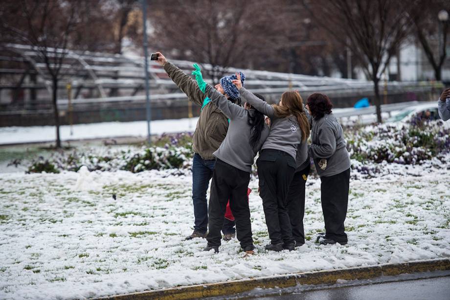 Pessoas tiram selfies em praça coberta de neve em Santiago do Chile, após nevasca atingir a região - 15/07/2017