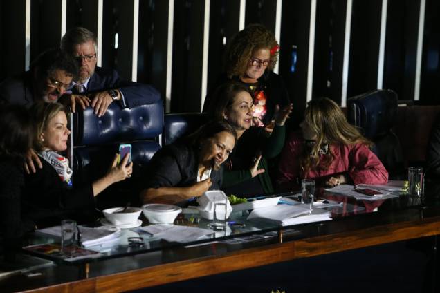 O presidente do Senado, Eunício Oliveira (PMDB-CE) mandou apagar as luzes do plenário, após ter sua mesa ocupada pelas senadoras Gleisi Hoffmann (PT-PR), Fátima Bezerra (PT-RN), Kátia Abreu e a senadora Vanessa Grazziotin (PCdoB-AM) 11/07/2017 O presidente do Senado, Eunício Oliveira (PMDB-CE) mandou apagar as luzes do plenário, após ter sua mesa ocupada pelas senadoras Gleisi Hoffmann (PT-PR), Fátima Bezerra (PT-RN), Kátia Abreu e a senadora Vanessa Grazziotin (PCdoB-AM) 11/07/2017