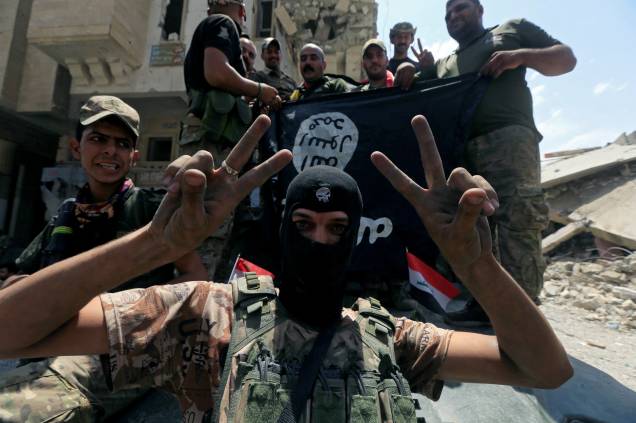 Membros da Divisão Especial de Emergência iraquiana comemoram na Cidade Velha de Mossul, Iraque Membros da Divisão Especial de Emergência iraquiana comemoram na Cidade Velha de Mossul, Iraque