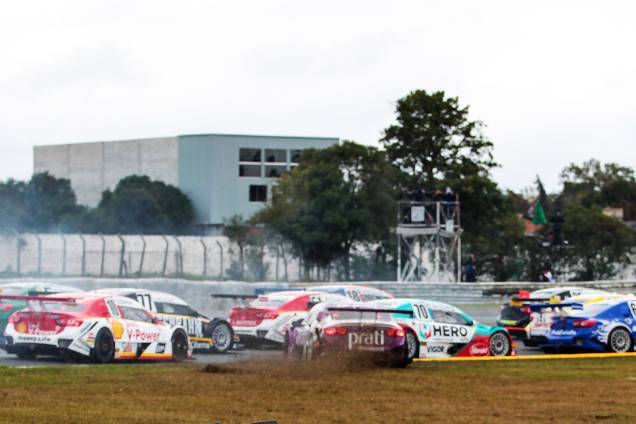 Carros da stock car durante largada da corrida do milhão em Curitiba (PR), no autódromo internacional de Pinhais, região metropolitana de Curitiba (PR) - 02/07/2017 Carros da stock car durante largada da corrida do milhão em Curitiba (PR), no autódromo internacional de Pinhais, região metropolitana de Curitiba (PR) - 02/07/2017