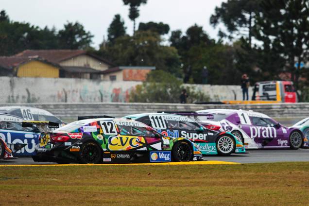 Carros da stock car durante largada da corrida do milhão em Curitiba (PR), no autódromo internacional de Pinhais, região metropolitana de Curitiba (PR) - 02/07/201 Carros da stock car durante largada da corrida do milhão em Curitiba (PR), no autódromo internacional de Pinhais, região metropolitana de Curitiba (PR) - 02/07/201
