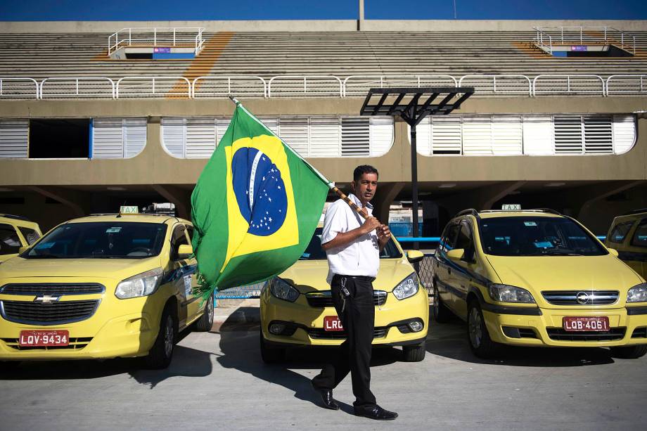 O Sindicato dos Taxistas Autônomos organizou o protesto contra a regulamentação dos aplicativos de carona remunerada na capital carioca - 27/07/2017