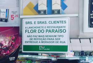 Placa de restaurante da Zona Sul de São Paulo, já removida, vetava comida a moradores de rua