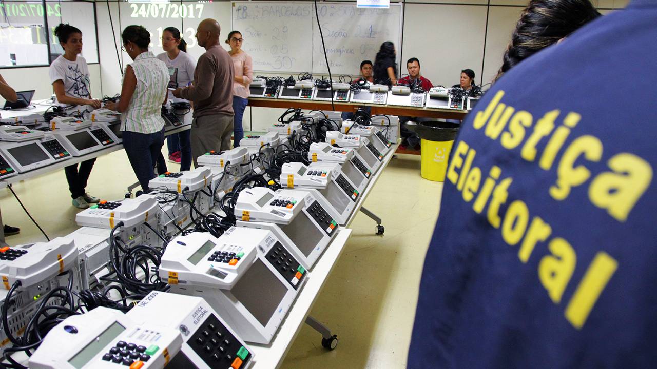 Preparação e colocação das urnas em caixas no depósito do Tribunal Regional Eleitoral do Amazonas (TRE-AM)