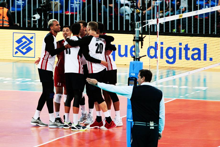 Partida entre Sérvia e USA pela liga mundia de vôlei no estádio Arena da Baixada em Curitiba (PR) - 05/07/2017