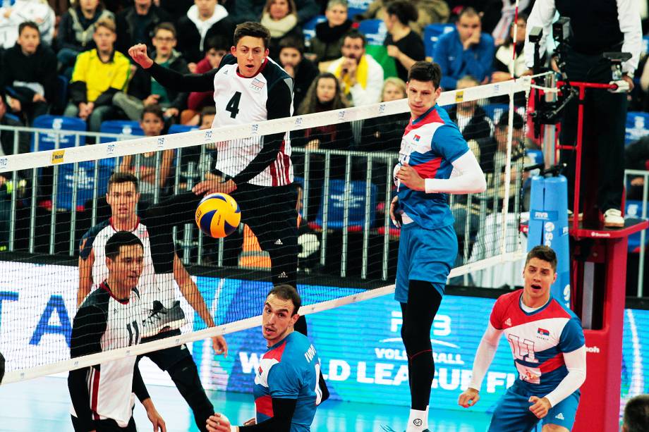 Partida entre Sérvia e USA pela liga mundia de vôlei no estádio Arena da Baixada em Curitiba (PR) - 05/07/2017