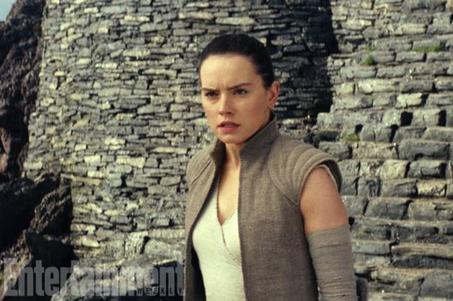 Rey (Daisy Ridley) visita as ruínas do primeiro Templo Jedi em busca de Luke Skywalker (Mark Hamill), o último cavaleiro Jedi de que temos notícia