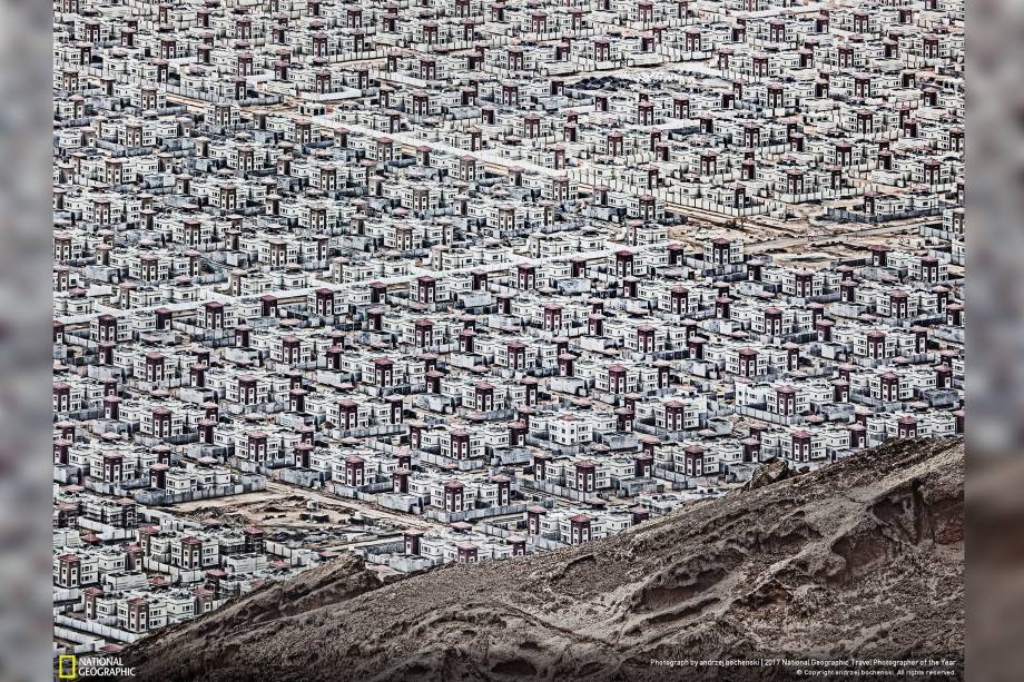 A vista vertiginosa registrada por Andrzej Bochenski são novas construções padronizadas que se erguem no deserto perto de Al Ain, nos Emirados Árabes Unidos